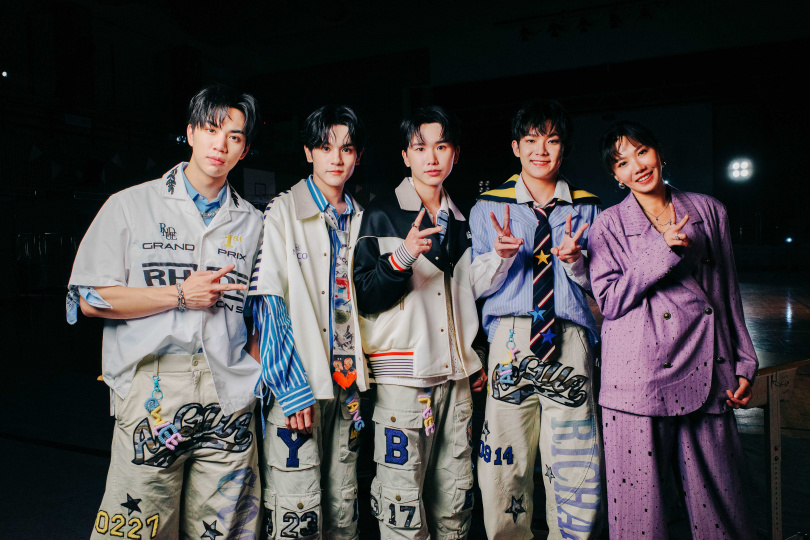 AcQUA源少年與主持人大牙互動逗趣。（圖／北流提供）