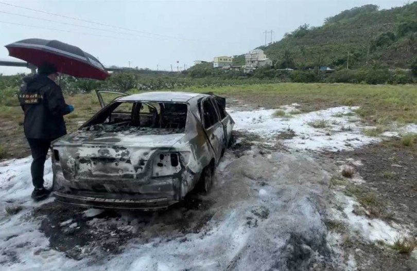 屏東縣獅子鄉12日發生一起火燒車案,警消將火勢撲滅後,發現車內有1男,發生原因正由警方調查釐清中。(圖/警方提供)