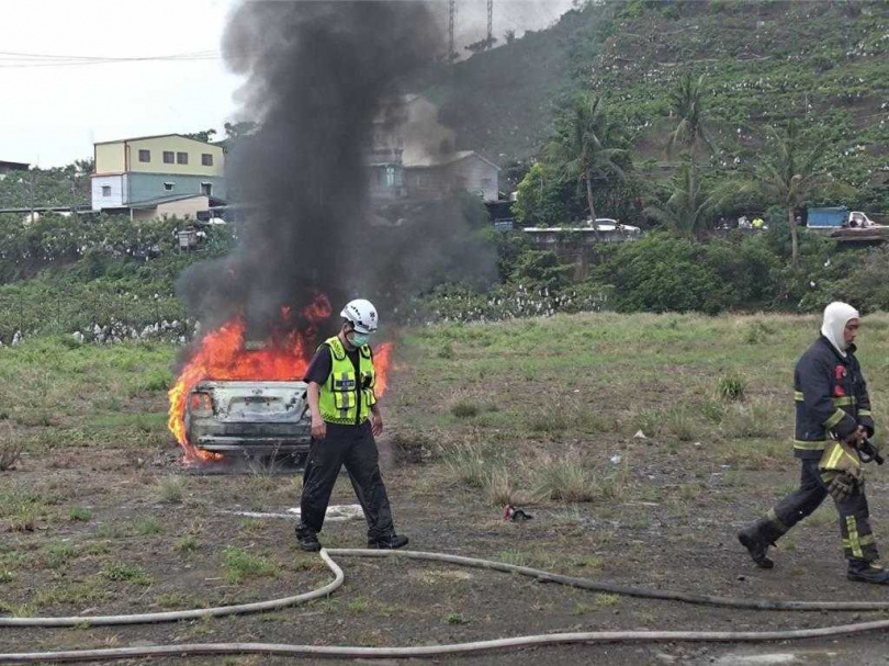 屏東縣獅子鄉12日發生一起火燒車案,警消將火勢撲滅後,發現車內有1男,發生原因正由警方調查釐清中。(圖/警方提供)