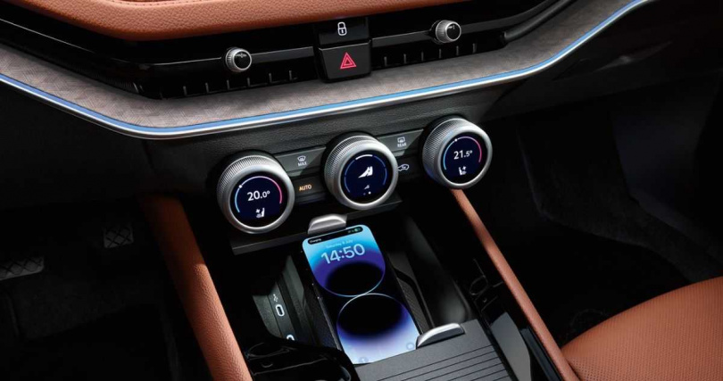 Škoda 獨家 Smart Dials 智慧旋鈕結合旋轉、觸控與顯示功能,直覺操作空調、座椅通風加熱與音量調整,無需分神即可掌控核心設定,兼顧科技感與行車安全。(圖/Skoda提供)