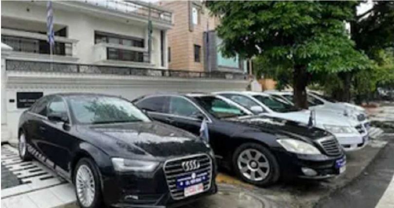 假使館內擺放經過合成的國際領袖合影，營造合法外交據點假象。（圖／翻攝自印度新德里電視台）