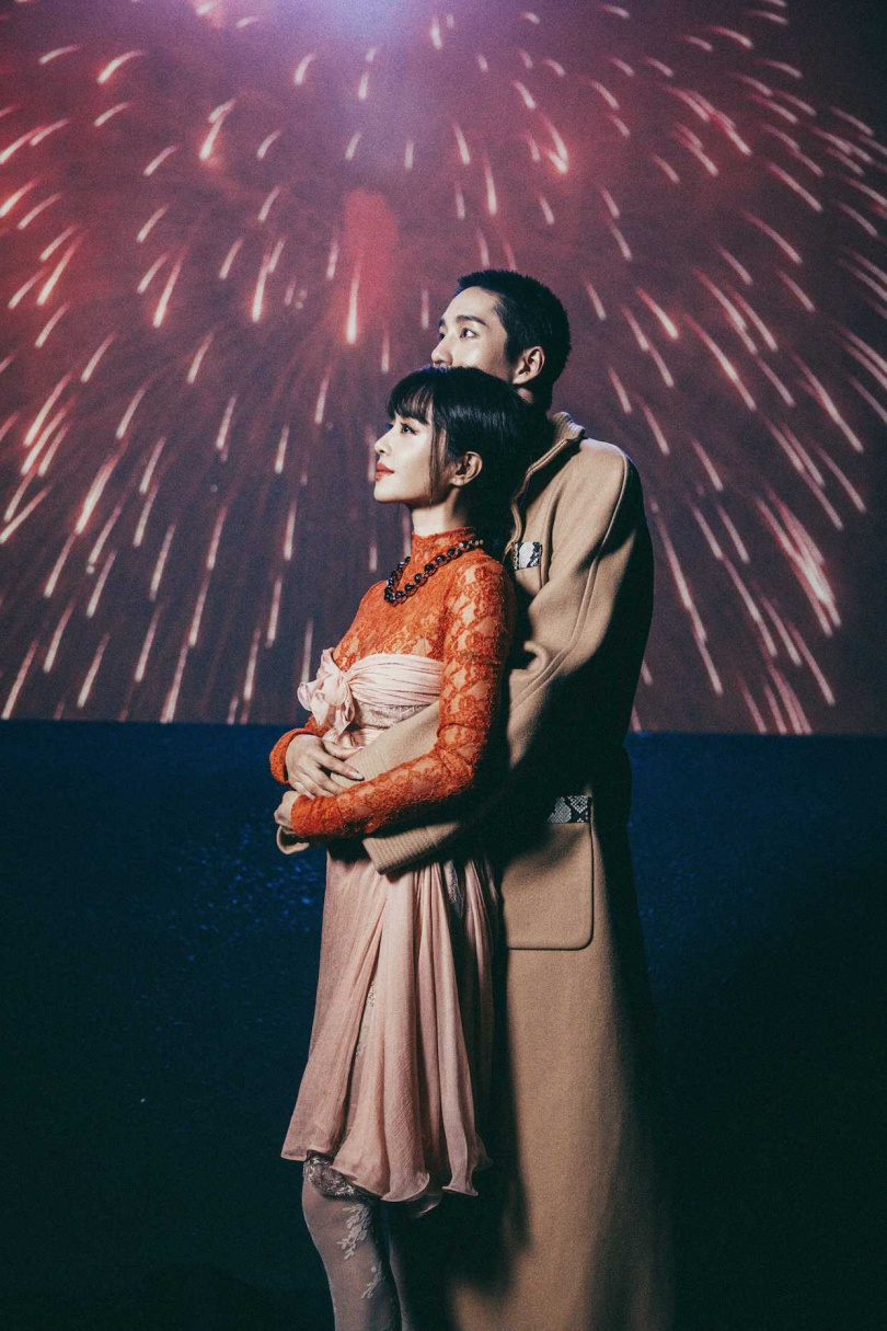 新歌MV劇情設定於當代電影片場，講述一位女演員在拍攝過程中，與片中男主角逐漸產生甜蜜情愫。（圖／華納音樂提供）