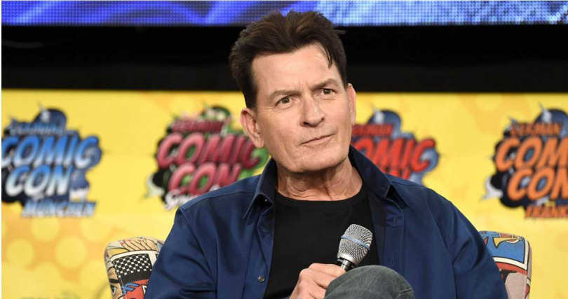 查理辛坦言過往生活混亂，如今選擇正視過去，強調不當受害者。