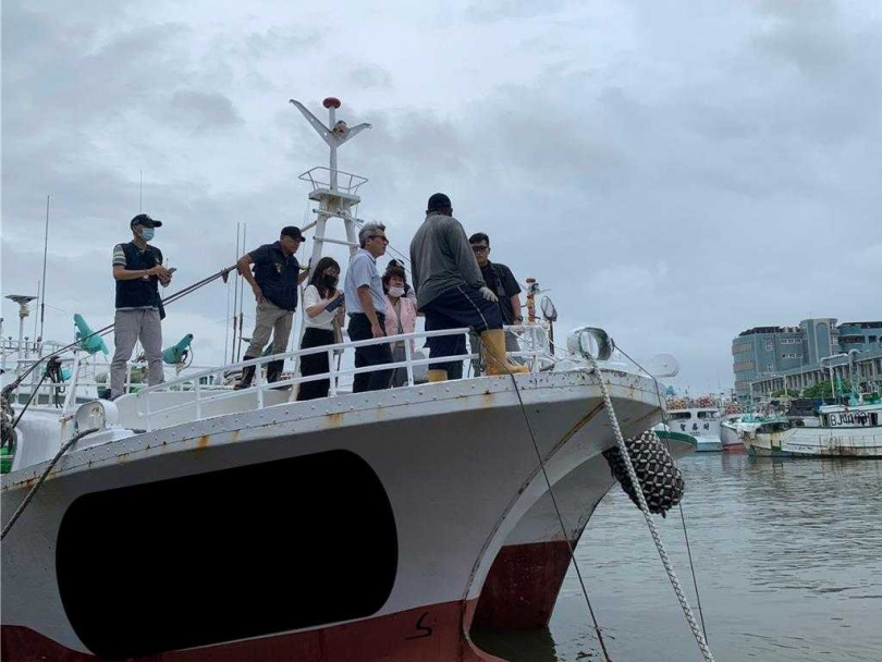 田姓船長涉嫌在北太平洋海域獵殺43隻海豚當作鯊魚餌料，被加拿大空拍直擊。（圖／屏東地檢署提供）