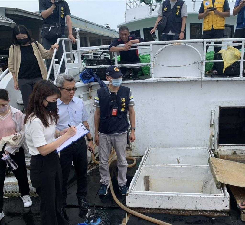 屏東地檢署公布「漁勝發」漁船涉嫌獵捕保育類海豚作釣餌案，畫面為查緝當下紀錄畫面。（圖／屏東地檢署提供）