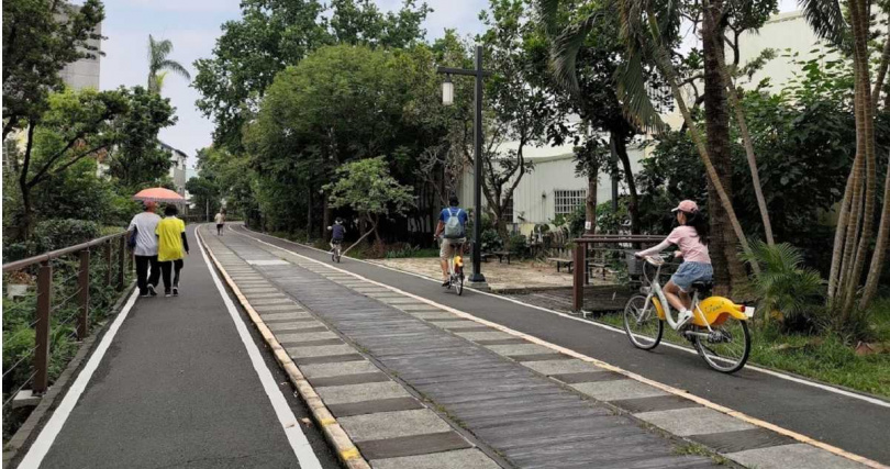 規劃得宜的「嘉油鐵馬道」路面平坦，綠蔭成林，不時可見在地居民悠遊其間。（圖／高靜玉攝）