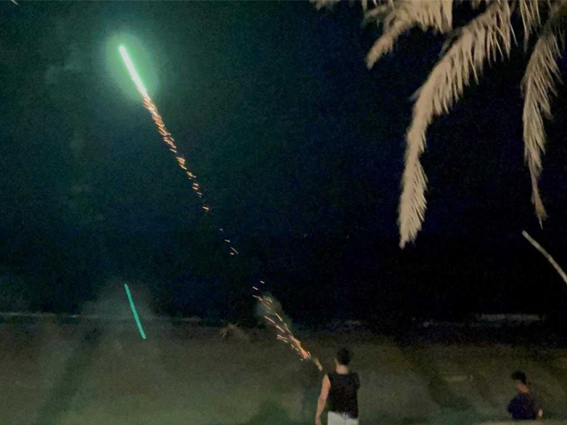 中秋連假開始，不少民眾3日晚間即開始放煙火，台南市環保局出動稽查小組進行勸導取締。（圖／台南市環保局提供）