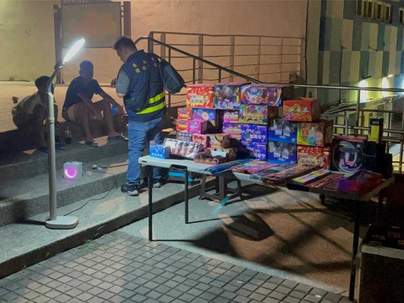 台南市環保局出動稽查小組，勸導民眾中秋節勿違規施放煙火。（圖／台南市環保局提供）