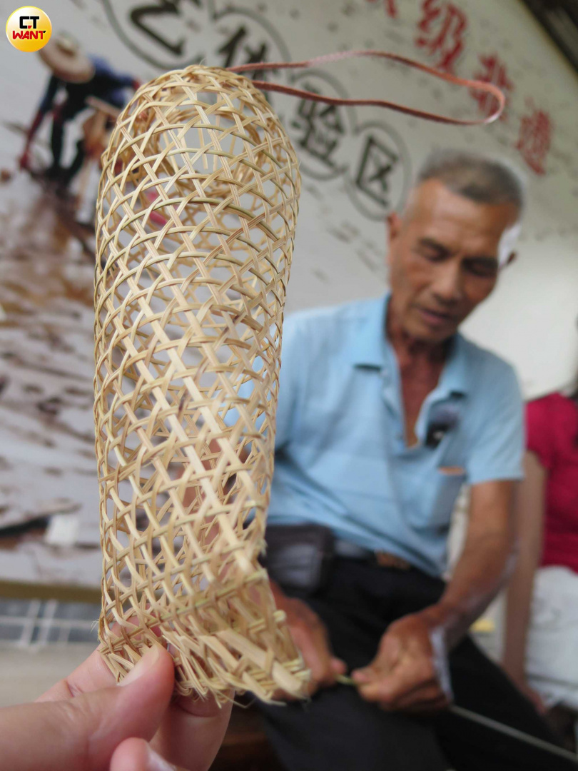 黃國富是編織泥魚籠高手。（圖／陳曼儂攝）
