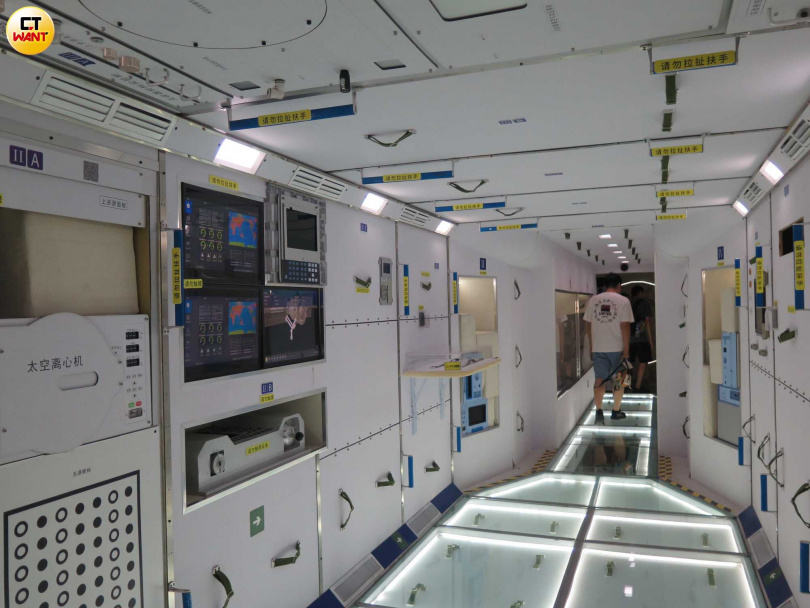 天宮空間站內部設施。（圖／陳曼儂攝）