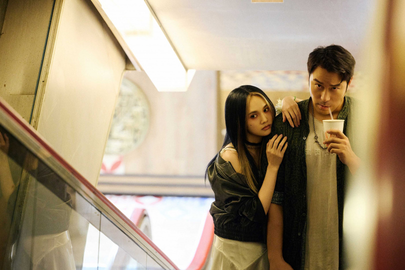 楊丞琳與張孝全化身浪蕩不羈的亡命情侶。（圖／索尼音樂提供）