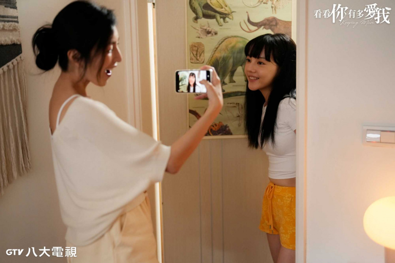 《看看你有多愛我》劇中林思廷(圖右)外形甜美被媽媽打造成網紅。(圖/八大)