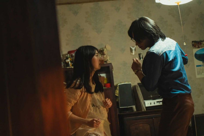 宋柏緯和李沐在《那張照片裡的我們》前導預告中隨音樂起舞。(圖/瀚草文創GrX STUDIO提供)