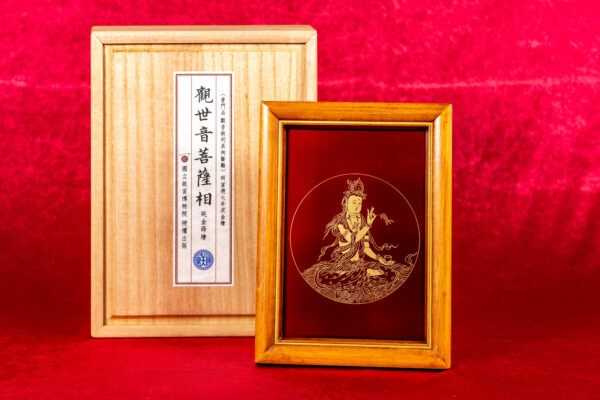 金光流動的玉虫塗蒔繪技法，展現觀音慈悲莊嚴法相。（圖／出品團隊）