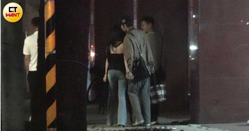 祈錦鈅與陳任佑十指緊扣相當親密，陳任佑還深情吻祈錦鈅的頭髮。（圖／本刊攝影組）