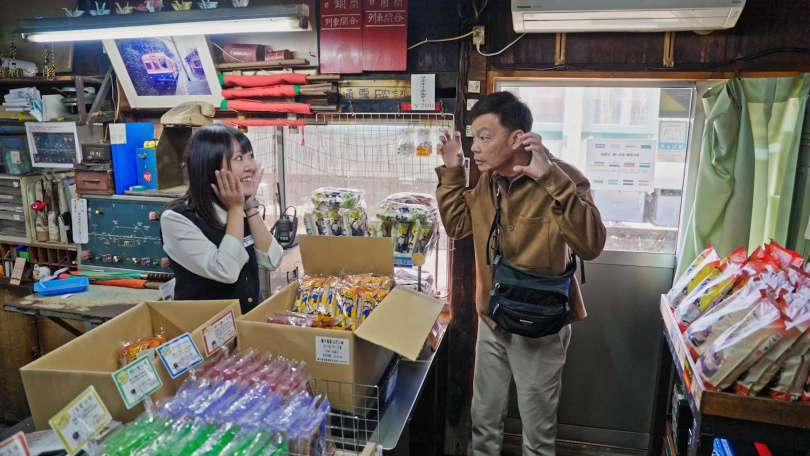 李國煌擔任《列車人生》旅人，前往日本搭乘銚子電鐵及大井川蒸汽火車，見證日本職人精神。（圖／公共電視、新傳媒提供）