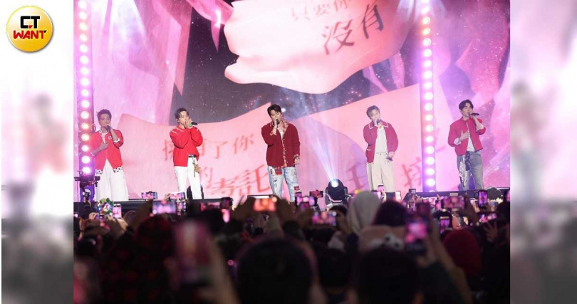 坤達(左二)、書偉(右二)在閃兵風波後首度露面。(圖/吳孟倫攝)