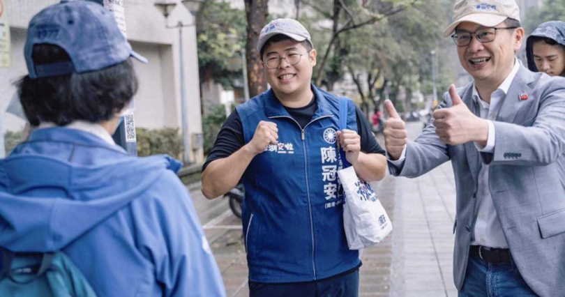 前國民黨青年部主任陳冠安（中）直指北市「2歲專班」供給量能該要逐步增加。（圖／翻攝自陳冠安臉書）