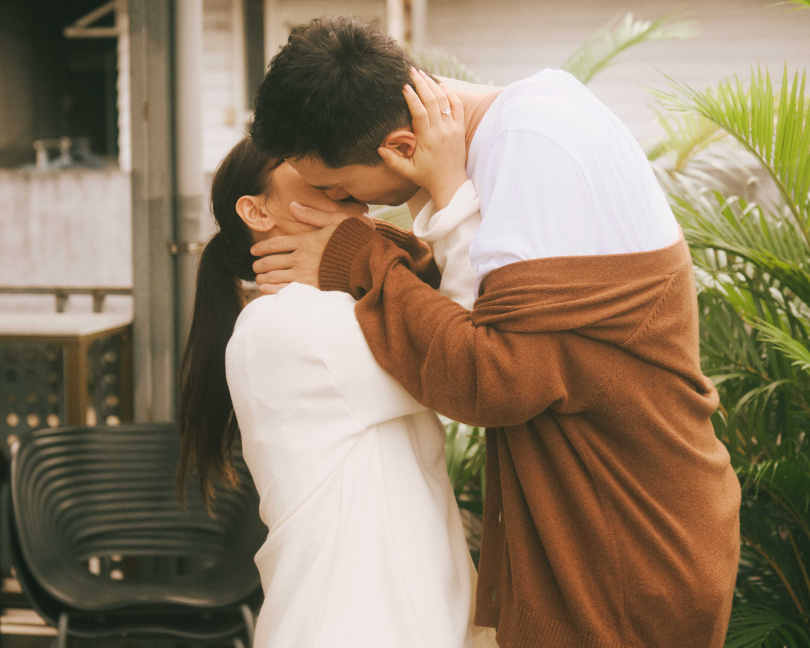 丁噹與丁春誠的吻戲默契十足。(圖/相信音樂提供)