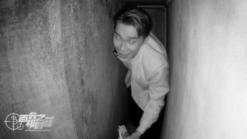 宋偉恩克服幽閉恐懼症,獨闖70公分寬黑暗密道。(圖/翻攝自映底子國際傳媒股份有限公司)