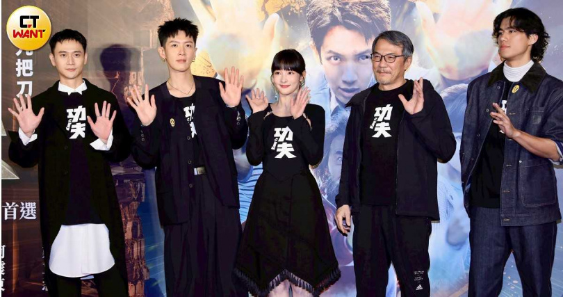 飾演「師父」的戴立忍（右二）大讚朱軒洋（右）是幾位主演中體力最好的。（圖／方萬民攝）