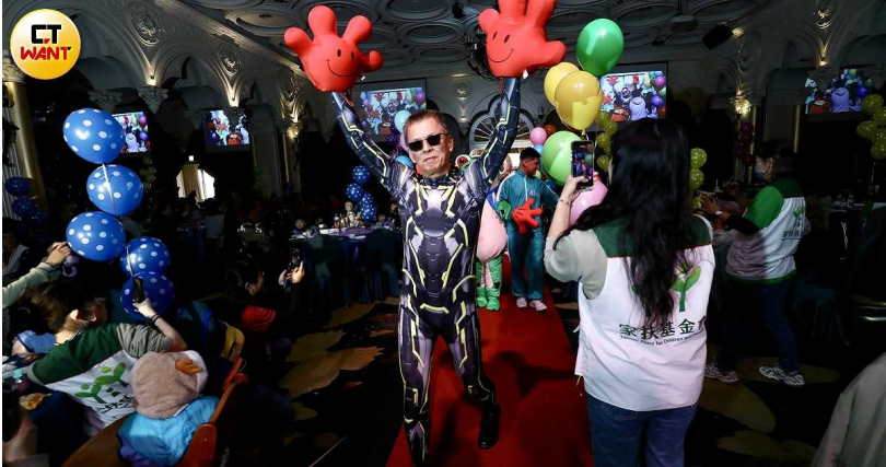 精湛建設總經理陳志聲每年都會帶領員工和志工以不同裝扮現身，今年他的造型是復仇者聯盟「黑鋼鐵人」，要以鋼鐵般的意志把這個活動持續辦下去。（圖／方萬民攝）