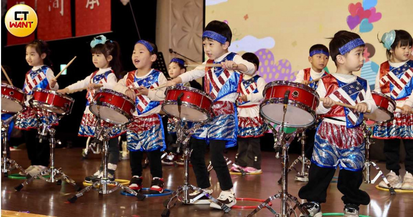 活動中也安排慢飛天使和惠明盲生輪番上台演出，「送愛心到人間」不僅僅是一個餐會，更是為他們搭起融入人群社會的橋樑。（圖／方萬民攝）