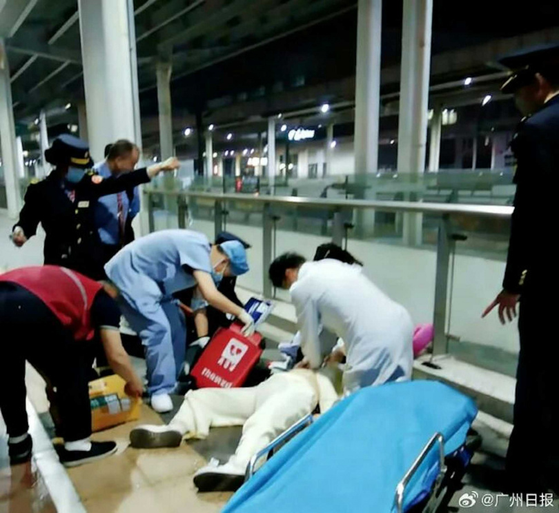 女大生自成都搭乘硬座列車31小時抵達東莞，未料在站台突然倒地，經送醫搶救後脫離危險。（圖／翻攝自廣州日報）