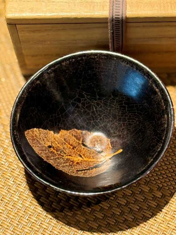 「大橋町」從「嘉士得」拍賣拍回的一只南宋木葉盞。（圖／吳德亮攝影）