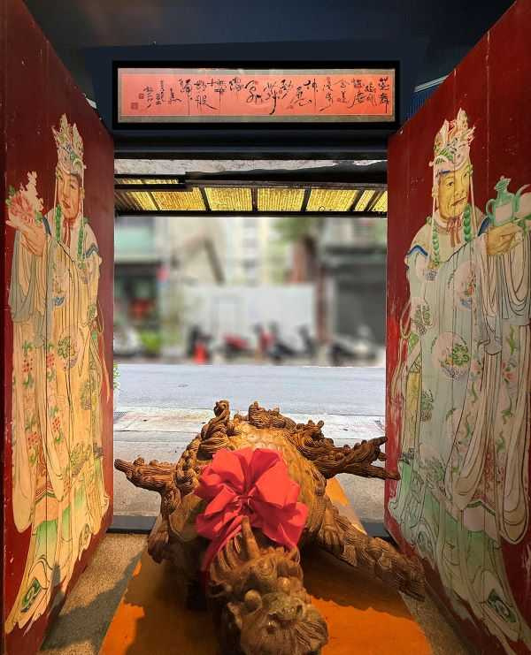 「囍笑順」大門除了神龜還有門額上許效舜手指書寫的一首茶詩。（圖／吳德亮攝影）