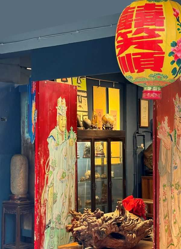 「囍笑順」大門的門神與大型宮燈讓人以為是宮廟。（圖／吳德亮攝影）