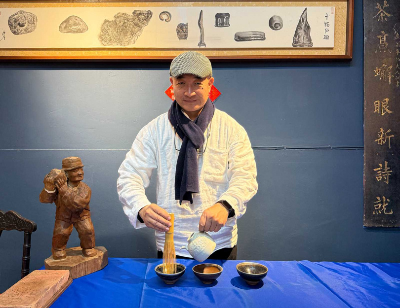 中華點茶藝術文化協會李國平理事長在「囍笑順」演繹宋代點茶。（圖／吳德亮攝影）