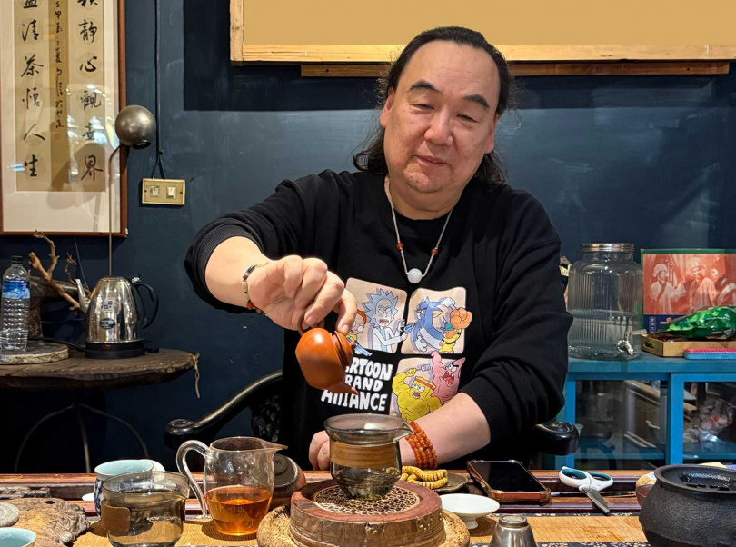 一手打造「大橋町」的林維容正端坐瀹茶。（圖／吳德亮攝影）