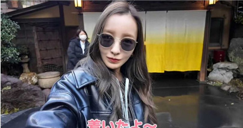 板野友美帶員工包棟溫泉旅館,享受三溫暖與露天溫泉等設施。