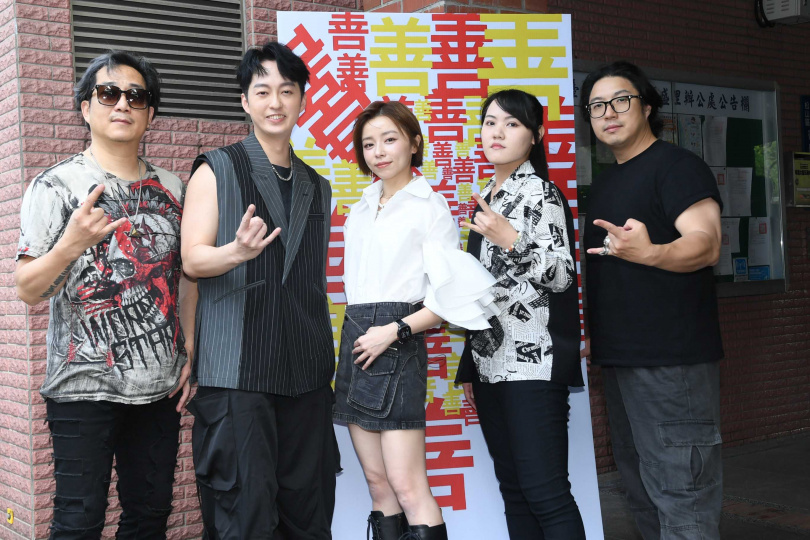 王瞳與霸氣樂團演唱艾成遺作。(圖/網紅與善的距離提供)