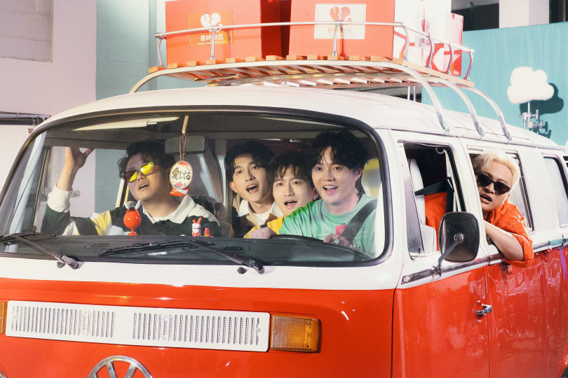 許富凱與冰球樂團在MV化身愛情快遞員。(圖/何樂音樂提供 )