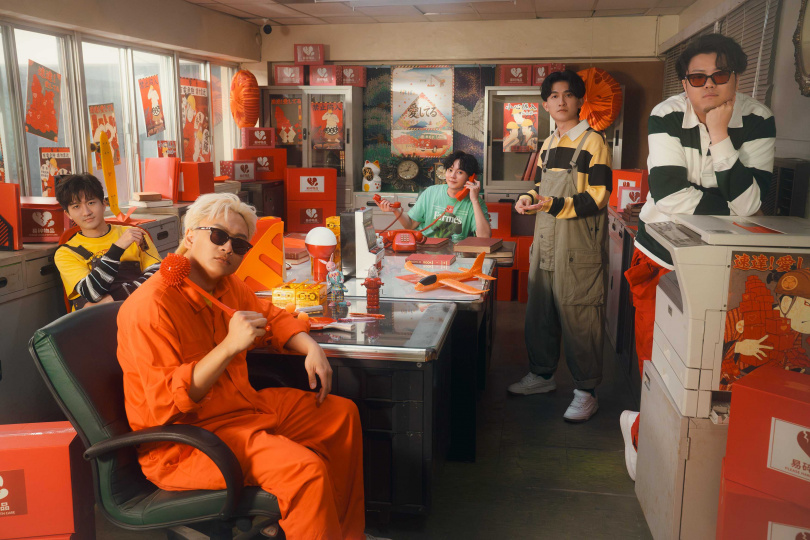 許富凱很開心跟年輕樂團合作。(圖/何樂音樂提供 )