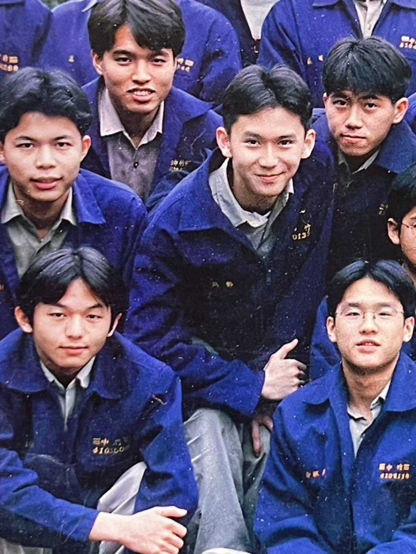 新竹縣竹北市長鄭朝方（圖右排2）揭露自己以前念新竹中學的生活照，勉勵大新竹考生將壓力轉換成得分助力。（圖／翻攝自竹北市公所媒體群組）