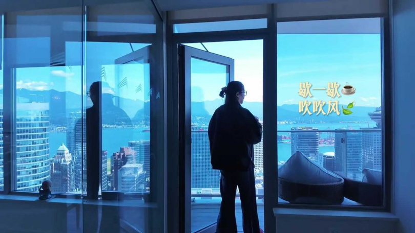 王祖賢主臥室採大片落地窗設計,可遠眺溫哥華高樓天際線與山海景色。
