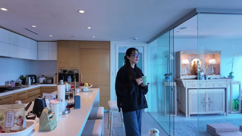 客廳一角設有佛龕與透明玻璃禮佛室,展現王祖賢多年潛心修行的生活方式。