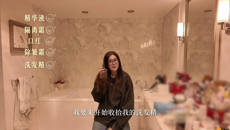 王祖賢浴室與梳化間採一體式設計,內部設有大型浴缸與雙面鏡。