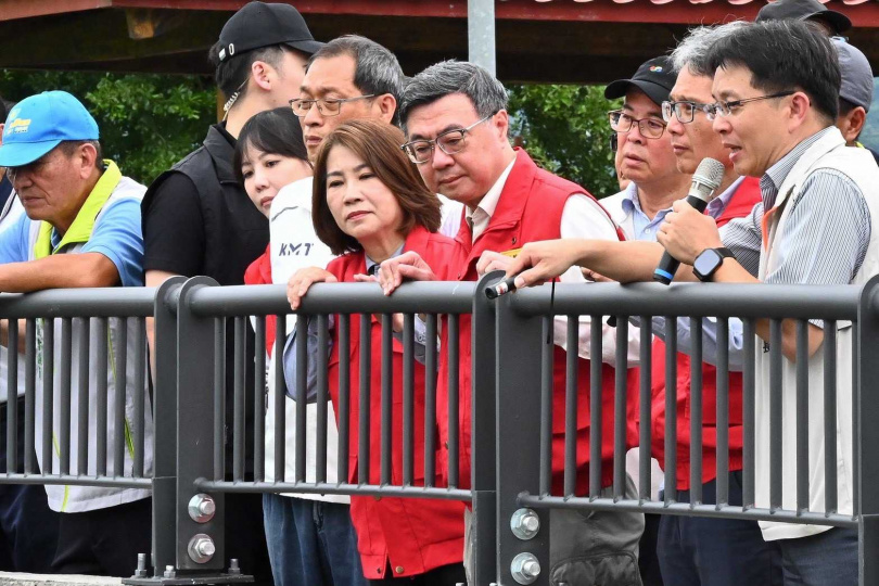 赴屏東勘查水情與農損，卓揆宣布放寬淹水救助認定。（圖／行政院提供）