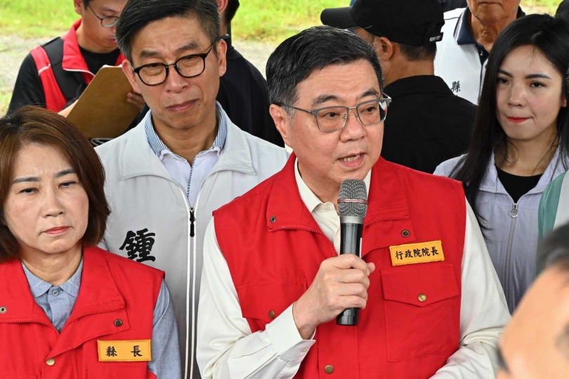 赴屏東勘查水情與農損，卓揆宣布放寬淹水救助認定。（圖／行政院提供）