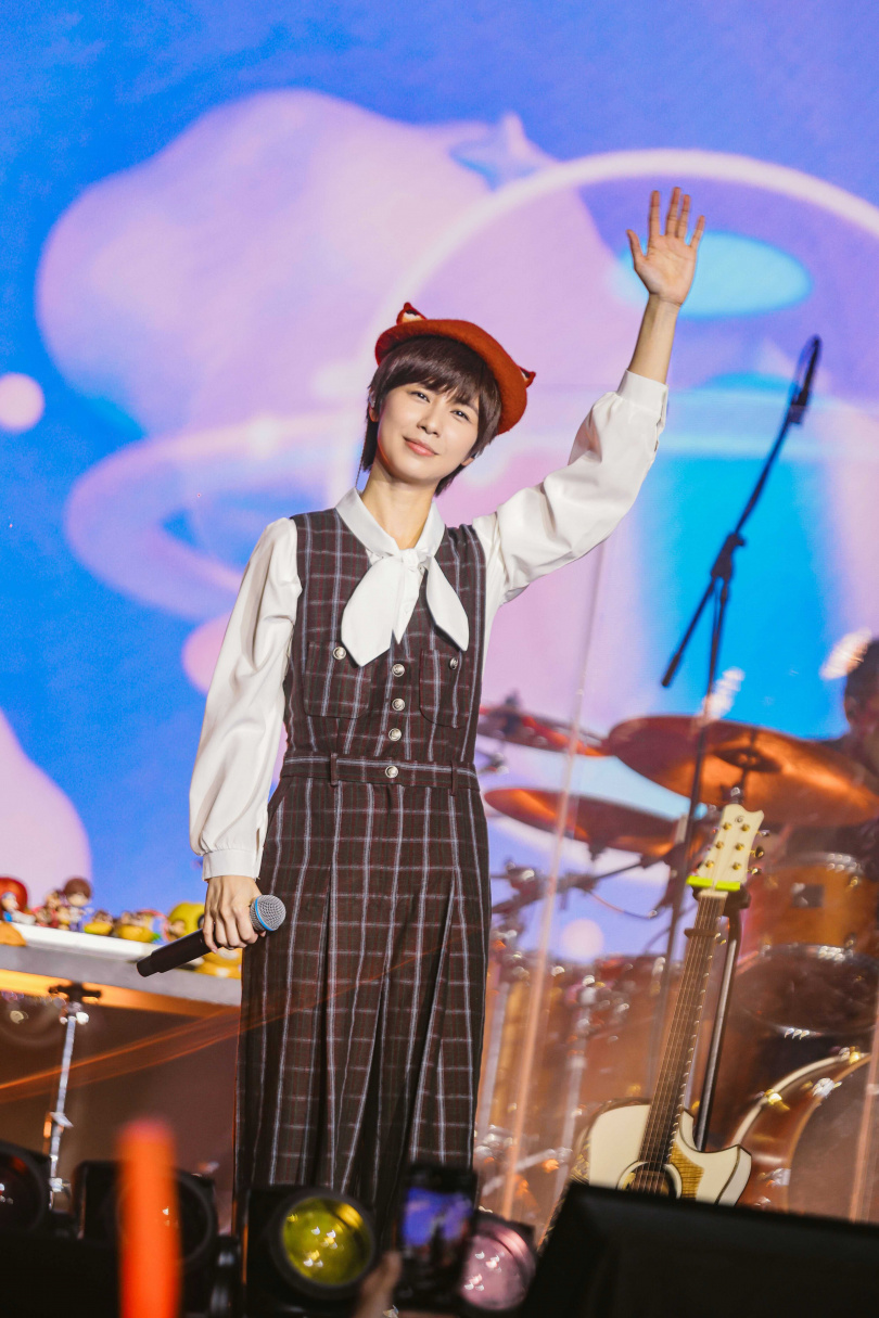 魏嘉瑩特別打造公仔送粉絲。(圖/相信音樂提供)