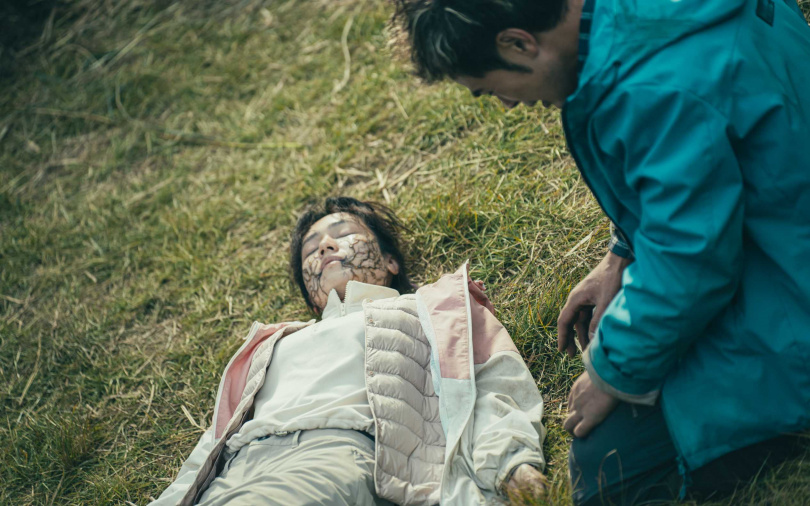 《祖先鬼》小薰零度低溫泥地跪求靈感!(圖/華映娛樂 提供)