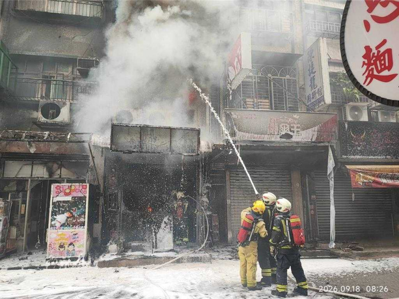基隆市仁愛區仁四路上一間早餐店25日上午突然竄出火苗。(圖/翻攝畫面)