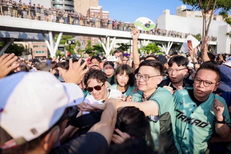 賴瑞隆與沈伯洋推出「隆洋」聯名飄帶。(圖/賴瑞隆臉書)
