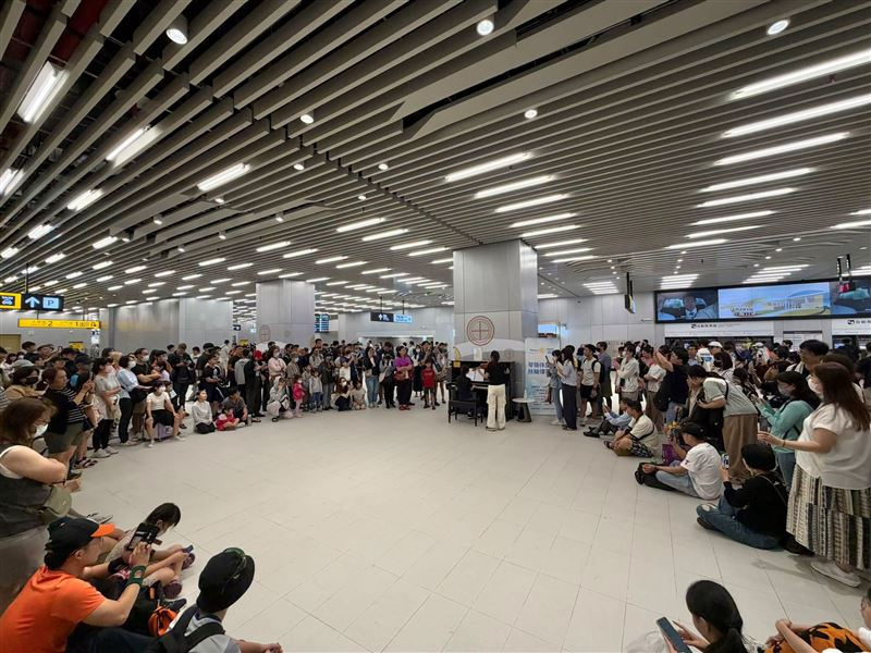 台南市區鐵路地下化工程完工通車後,新站體內設置的公共鋼琴意外在社群平台爆紅,不少造訪民眾紛紛展現琴藝。(圖/翻攝自台南式臉書)