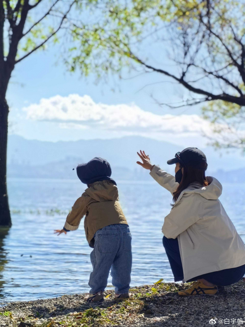 白宇帆曬出妻子與小孩的照片,證實已婚。(圖/翻攝微博/白宇帆)