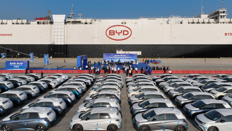 中國企業一路往內陸城市發展，另一路全面布建海外市場。圖為中國新能源汽車加速出海催生「國車自運」新機遇。（圖／新華社）